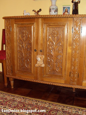 Servanta din lemn masiv sculptat, mobilier de sufragerie.