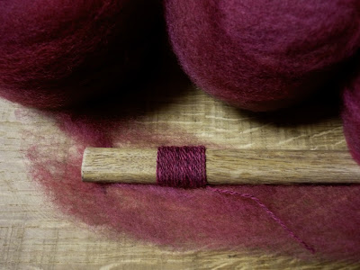 http://4.bp.blogspot.com/_BN84AhdZBi4/SwlNne0XNFI/AAAAAAAAApA/lTr7CWvgYn8/s400/Iroise+dyed+and+combed+with+sample.jpg