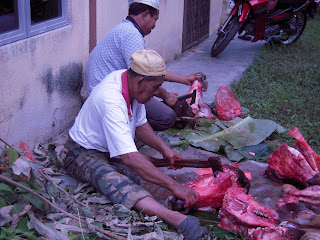 memotong kepala lembu
