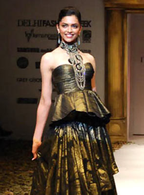 Bollywood Actress & Her Cute Smile