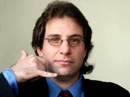 http://4.bp.blogspot.com/_BYX14125JUQ/SK-elwRbfkI/AAAAAAAAF2c/41TNaY2yiho/s1600/Kevin_Mitnick.jpg