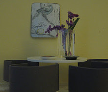 Jo Searle painting, minimodernista barrel chairs.