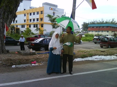 http://4.bp.blogspot.com/_BfcS1uxsp20/StdS6XDFrFI/AAAAAAAAAeM/3hm5a_RCx-s/s400/Suami+isteri+turut+membantu+menjadi+perayu+undi.JPG