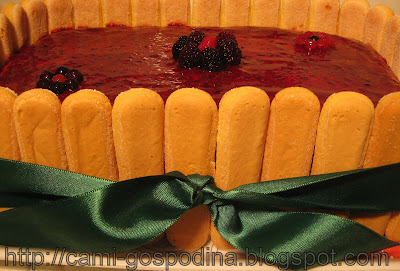 Tort tiramisu cu fructe de padure