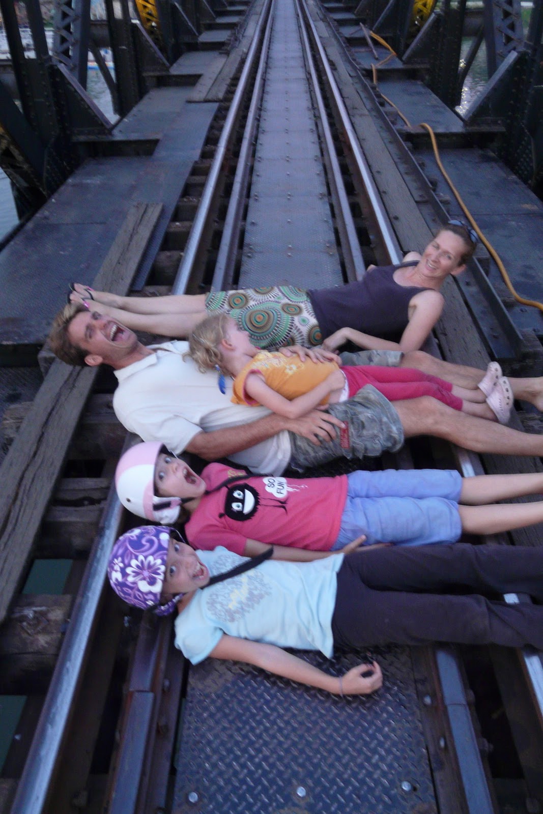 Sur le Pont de la Rivière Kwaï à Kanchanaburi
