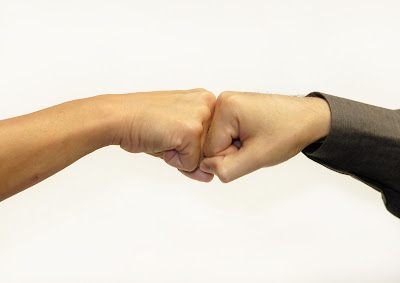 مصافحة-شبابية-Shakehands-wind-young