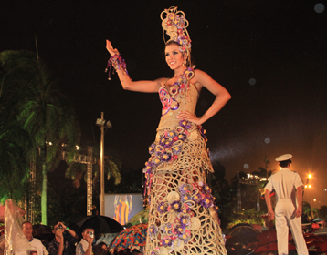Con fuertes lluvias se llevo a cabo anoche el desfile en traje