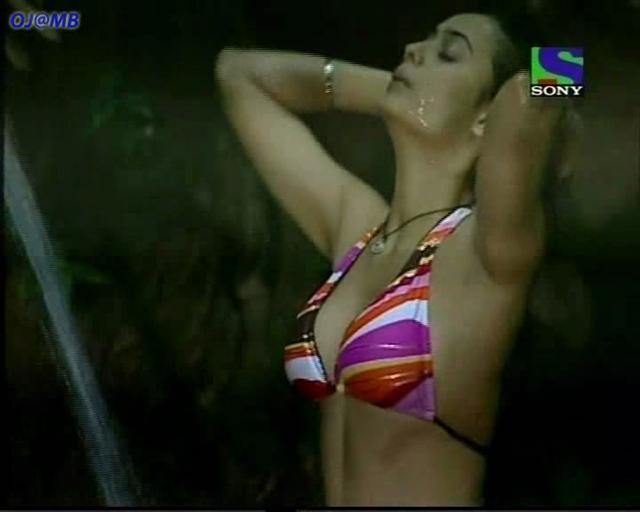 Hot & Sexy Shweta Tiwari In Bikini.