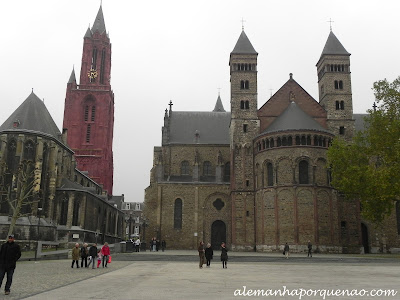 A praça Vrijthof, a Basílica de St. Servatius, à direita, e a igreja de St. Janskerk, à esquerda Maastricht