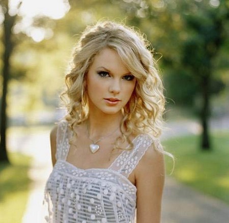 pics of taylor swift with straight hair