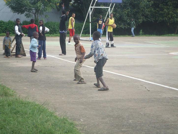 SOME KIDS EXCHANGING BLOWS DURING THE BONANZA.