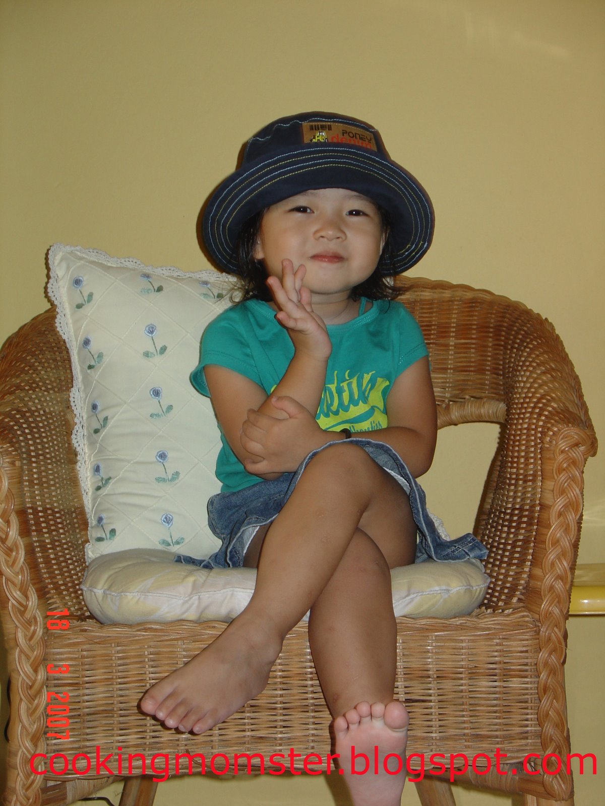 [Le-Ann+with+new+hat.jpg]