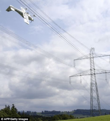 Avión colgado en cables de alta tensión