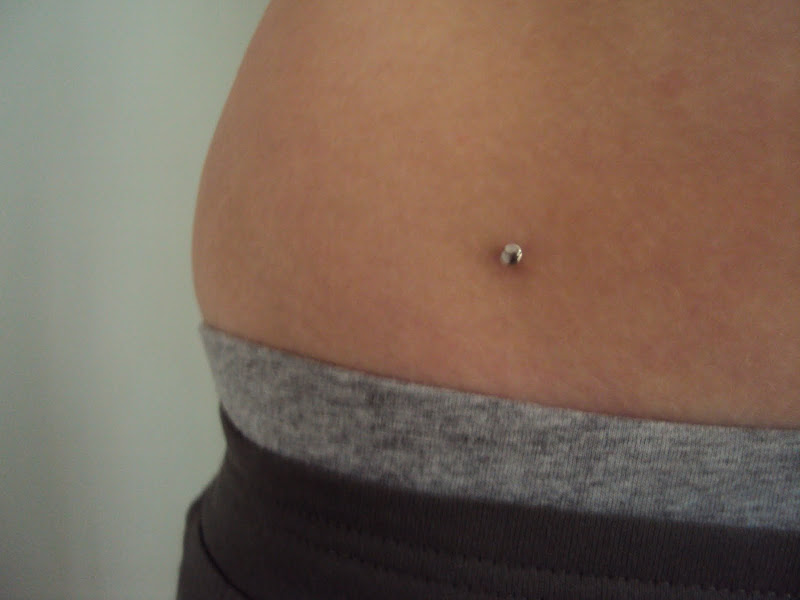Hip Piercing Photo's title=