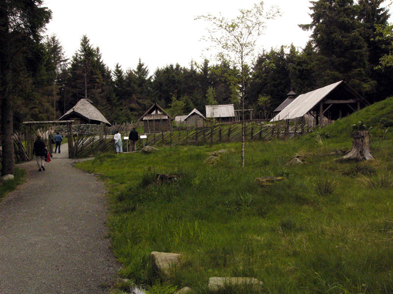 [800px-Karm%C3%B8y02[1]village+viking+en+Norvege.jpg]