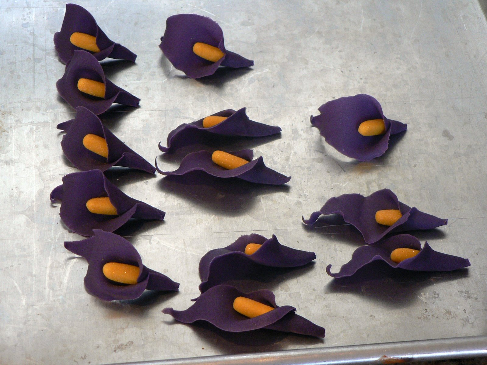 [drying+purple+fondant+calla+lillies.JPG]