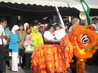 Tarian Singa ada, permainan Kompang dan Tabla serta tarian India.