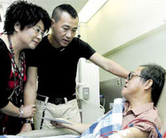 Lee Si Kei and Bowie Lam visit kidney patient