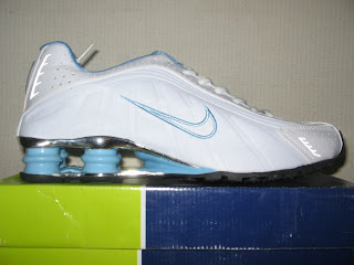 nike shox negras y doradas