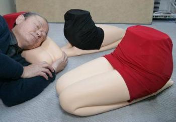 funny-japanese-pillow-invention_strange_weird_offbeat_crazy_fun_9084.jpg