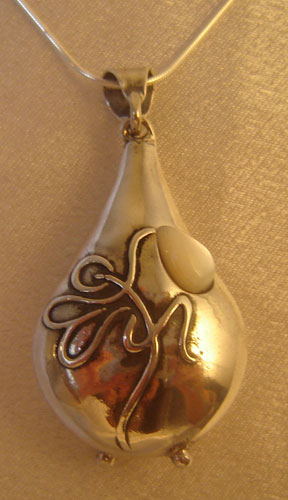 [PendantMotherofPearl.jpg]