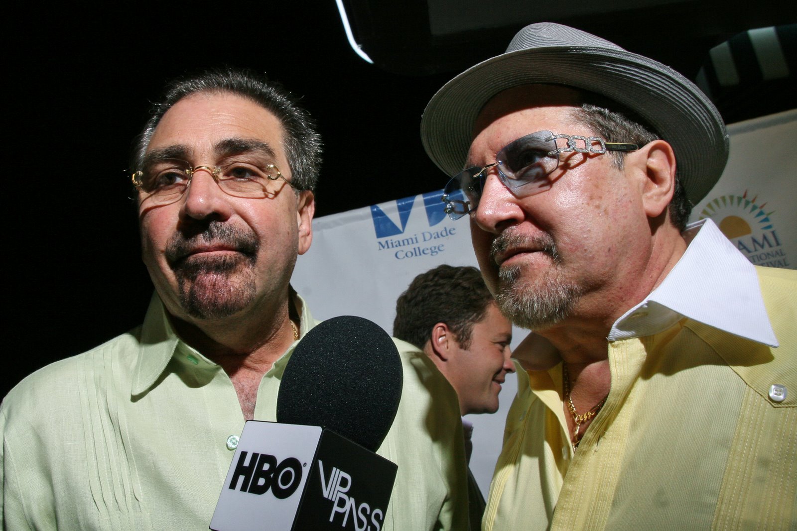 [hansel+y+raul+hbo+latino.jpg]