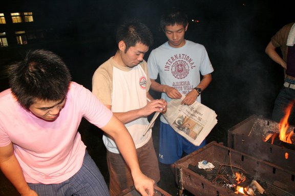 [必死に火を起こす東京モン]