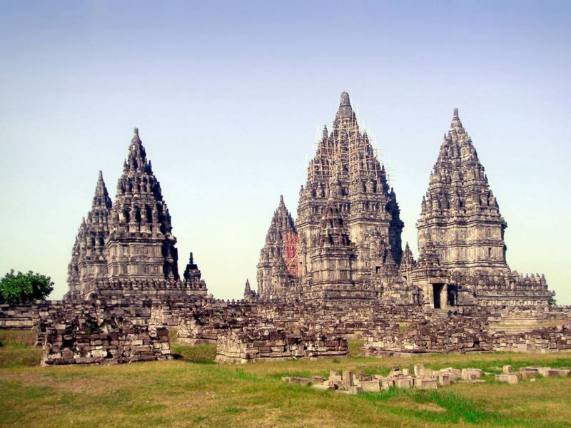 [800px-Prambanan.jpg]