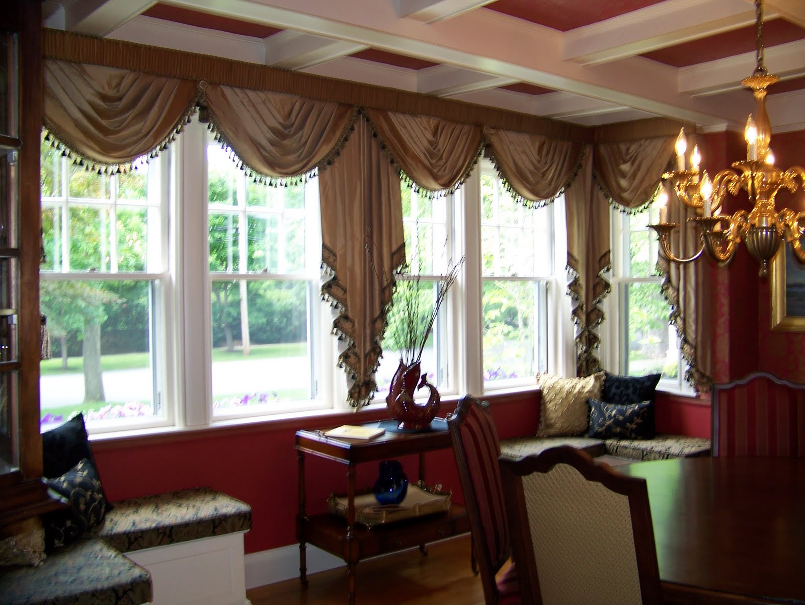 http://4.bp.blogspot.com/_CV6-JyAHI18/TBNscjtoavI/AAAAAAAAAk0/U1mr2l9GiRw/s1600/DD%20Diningroom%20picture%20window.jpg