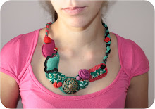 Collares de tela, flores y perlitas