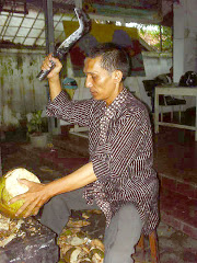 Raja Kelapa Sedang Membuka Kelapa Untuk disajikan Kepada Penggemar Kelapa.