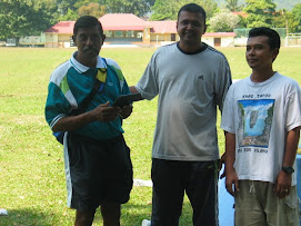 Chief Coach Halim (tengah) bersama Pengerusi Akademi Bolasepak Bintang Biru dan Encik Rozley