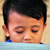 Amir bermain mainan