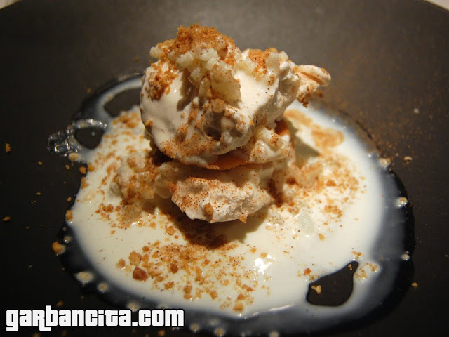 Milhoojas de crema de arroz con leche y crujiente de galletas