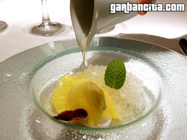 Infusion de piña, helado de coco y granizado de ron añejo