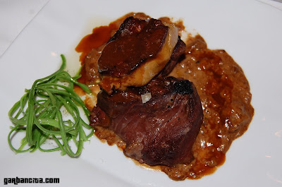 Solomillo de ternera a la placha, con foie y su salsa, acompañado con fetuccini de alubias verdes
