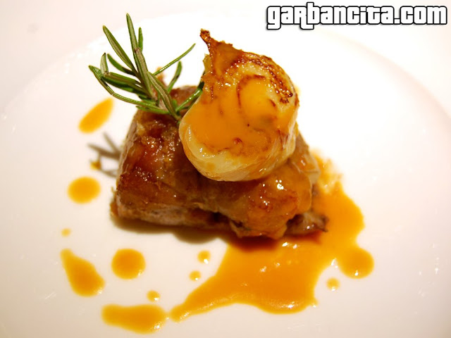 Manitas de cerdo a la plancha, con cebolletas glaseadas
