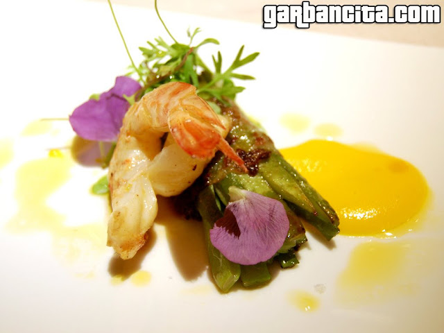 Ensalada de judías verdes cocidas, langostinos, variación de hierbas y su vinagreta