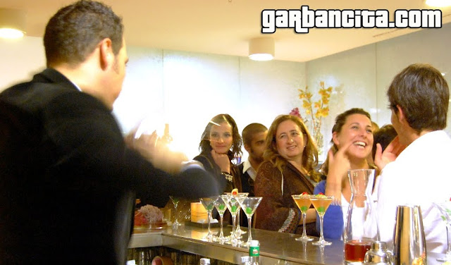 Los asistentes disfrutando de un Cosmopolitan