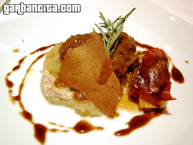 Carrillera a la sidra con milhojas de calabaza y cecina, tulipa de cabrales con compota de manzana y pastel de patatas y boletus