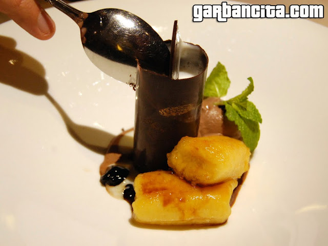 Cilindro de chocolate con arroz con leche y plátano