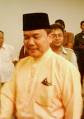 hm rusli memakai peci