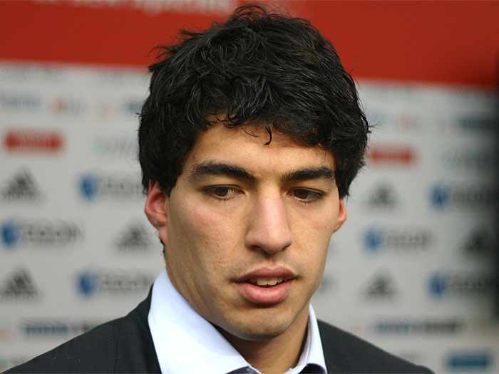 liverpool jersey, suarez suarez in liverpool shirt. liverpool jersey, suarez