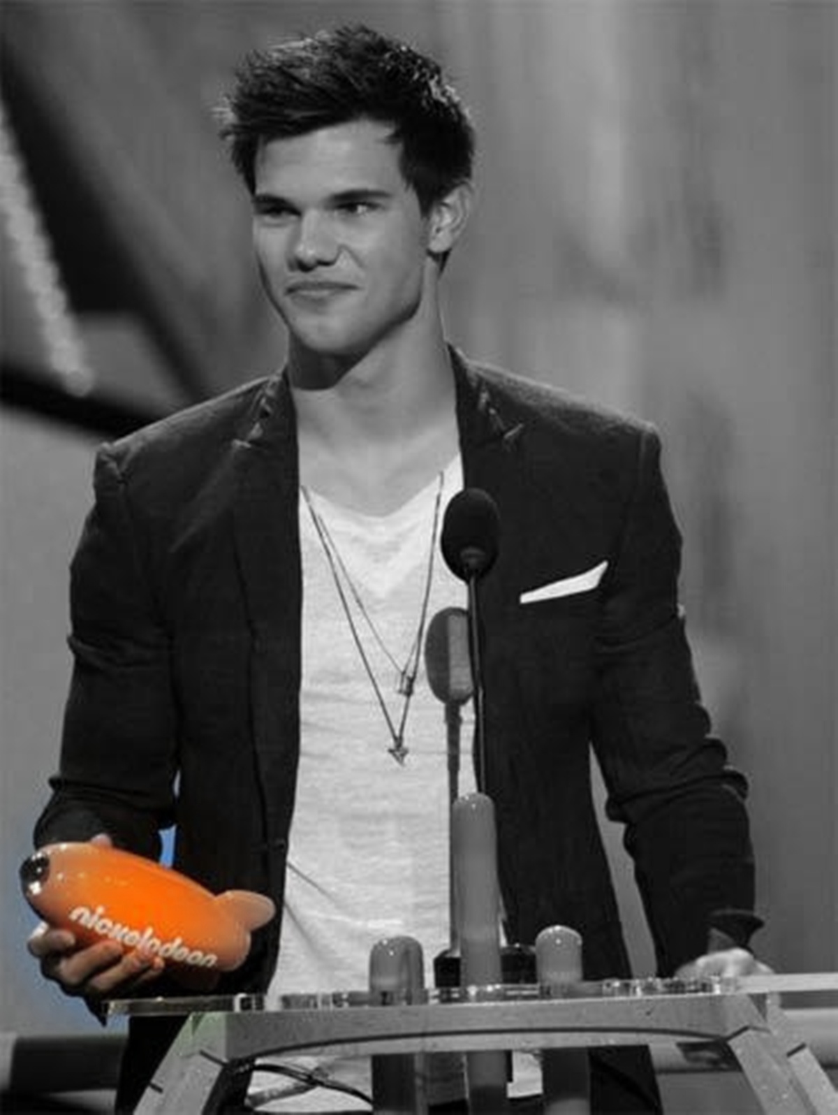 http://4.bp.blogspot.com/_CouDjJnrhDs/S7E_2wpJoeI/AAAAAAAAACY/sU5VrQSx6YE/s1600/taylor-lautner-kids-choice-20103255.jpg