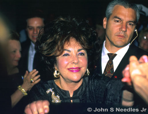 2_FAMOUS PEOPLE_ Elizabeth Taylor visits Philadelphia