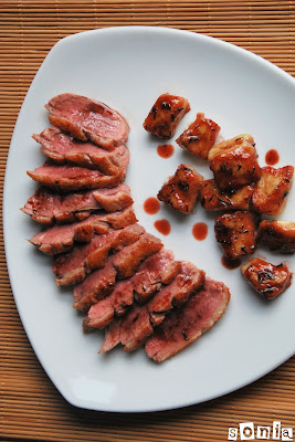 Magret de pato en salsa de miel y tomillo con gnocchi de alcachofas