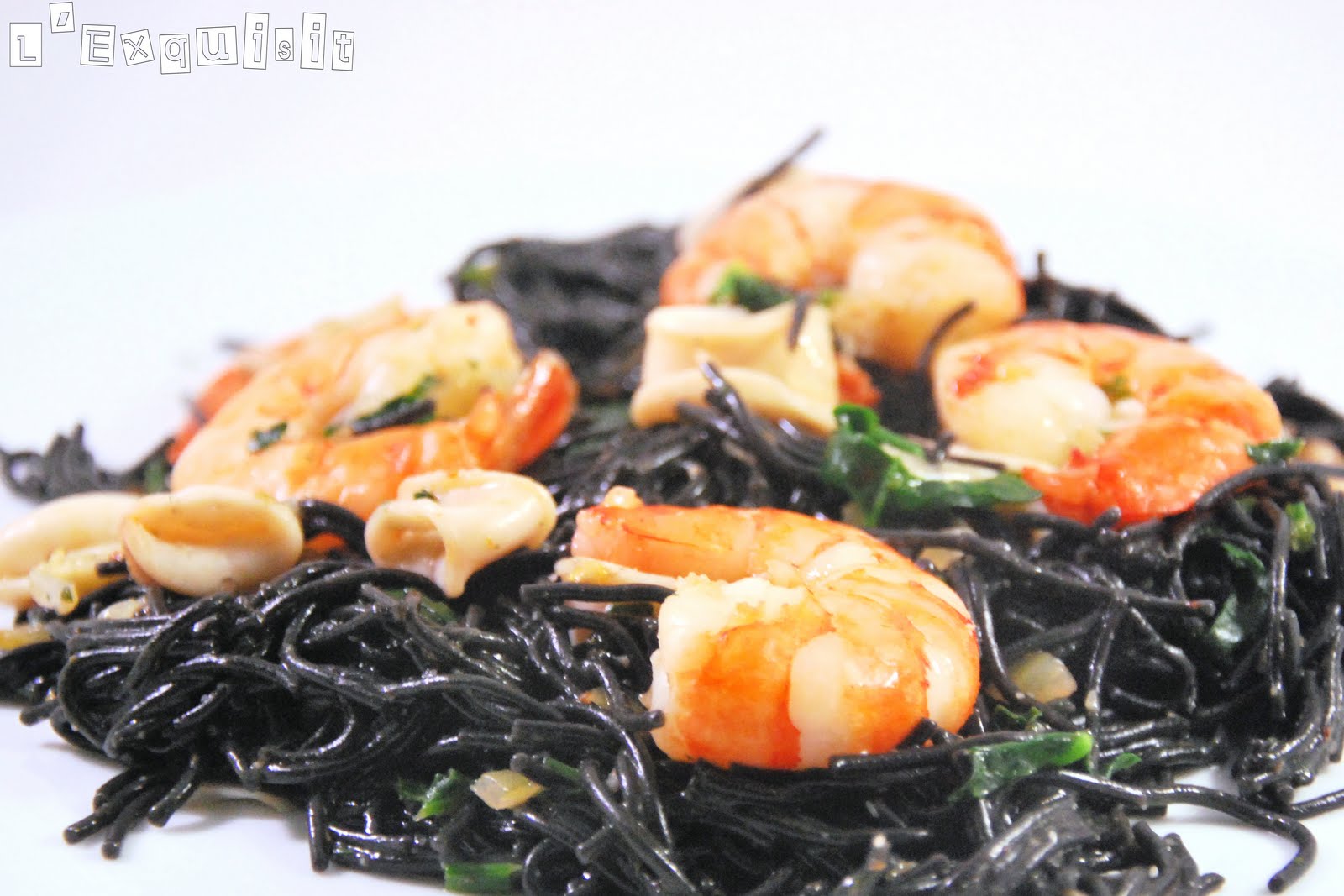 Fideos negros con calamares, gambas y espinacas