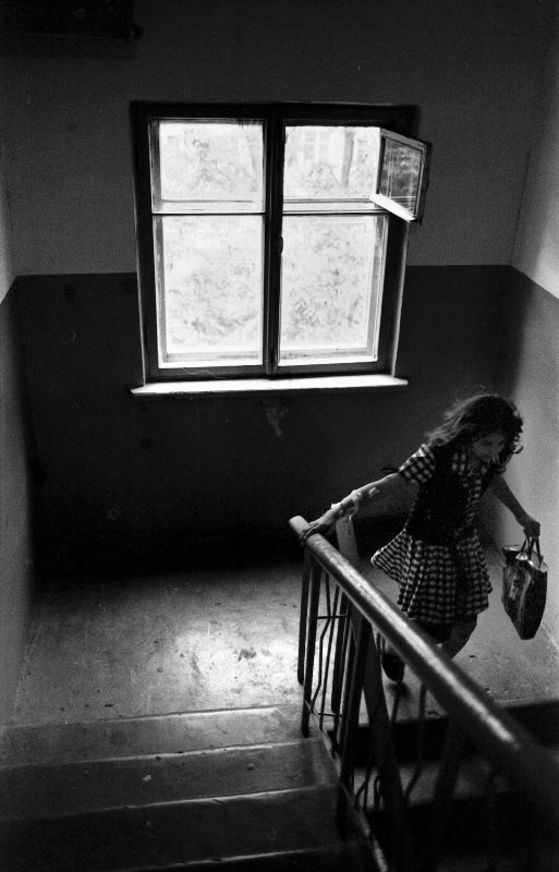 Голая девушка в подъезде старого дома. Черно-белые эротические фото 