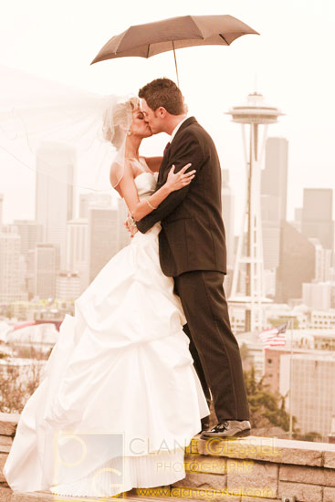 rainy wedding pictures, seattle rainy day wedding