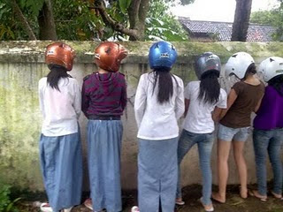 cewek kencing berdiri pakai helm
